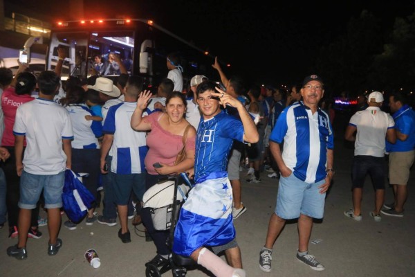 Lo que no se vio en TV: Espectacular despedida en Texas y le quitaron la camisa de Elis a un hincha