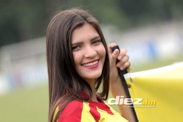 ¿Quién es? La chica pelo negro que enamoró al Yankel con su escote