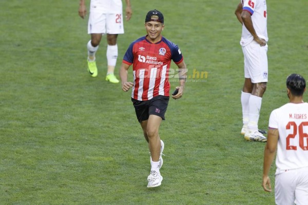 No se vio por TV: Peleas, arrestos, el espontáneo, el 'colado' en celebración de Motagua y la belleza de Elexa Bahr