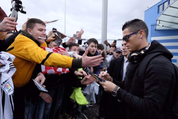 Antonella Roccuzzo, mujer de Messi, se roba miradas camino a la gala del Balón de Oro