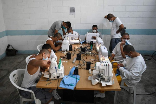 Ex mareros hacen mascarillas en Guatemala para prevenir el coronavirus: 'Ahora quisiera enmendar mis errores'