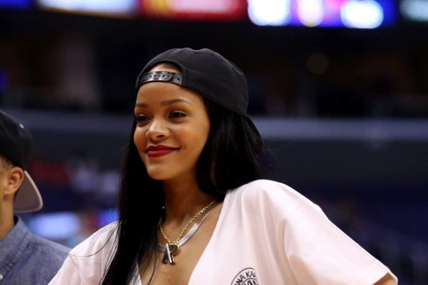 Rihanna, la sexy artista que sufre por los Cavaliers en la final de NBA
