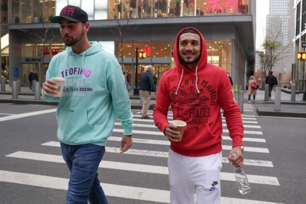 En medio del frío y de compras, Teófimo López arriba a Nueva York para noquear a George Kambosos