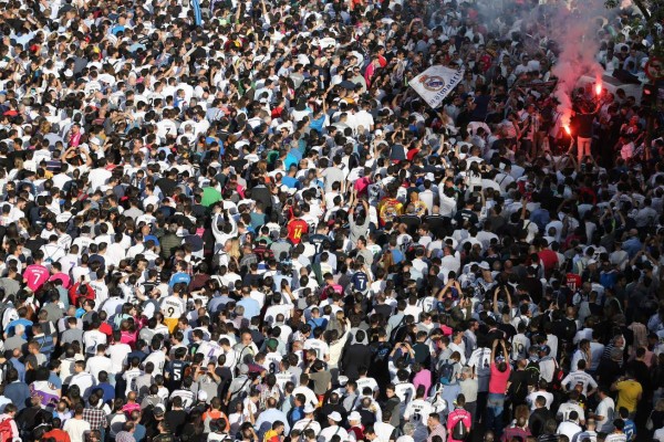 El espectacular apoyo del madridismo a su equipo en el Bernabéu