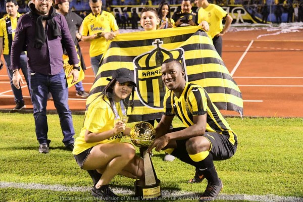 ¡Besos y gritos! La eufórica celebración de Real España, campeón de la Copa Premier