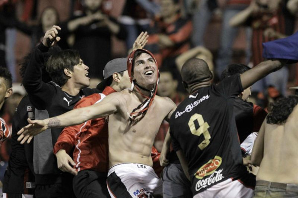 Jugador del Alajuelense terminó consolando a niño de Herediano