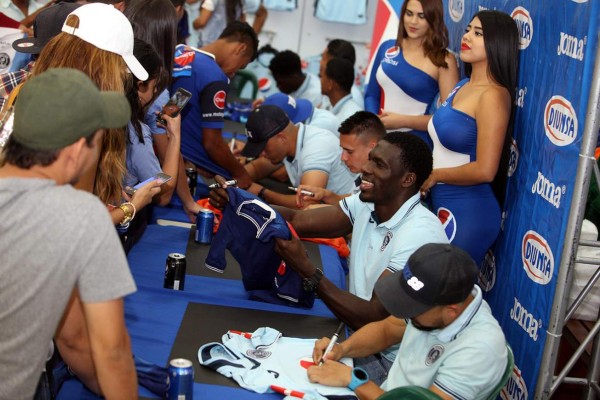 FOTOS: Motagua comparte con su afición antes del duelo contra Olimpia