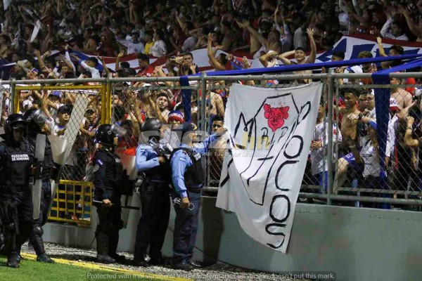 NO SE VIO: El origen del caos, las mantas, gas lacrimógeno y abrazos del clásico