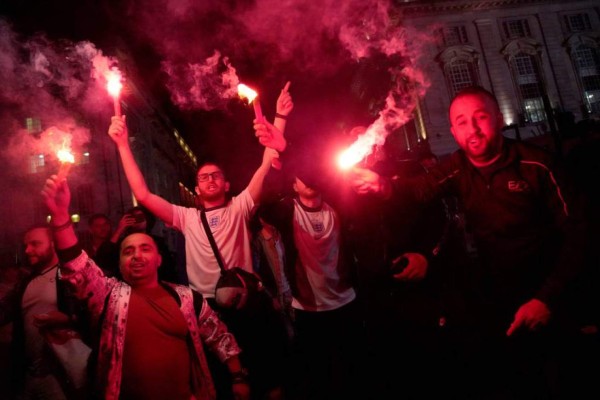 Derroche de locura: cervezas, llanto y festejo de Inglaterra en polémica clasificación a la final de la Euro