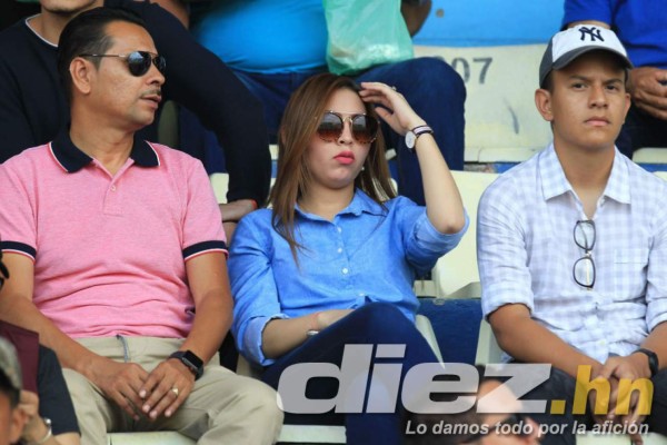 ¿Quién es la rubia? Las hermosas chicas que le dieron el color al clásico Olimpia-Motagua