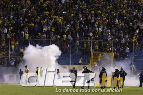 Impactantes imágenes: Terror y drama en el estadio Morazán tras actos vandálicos