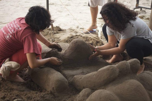 Sonrisas, unidad y el escudo de arena de los jugadores del Vida