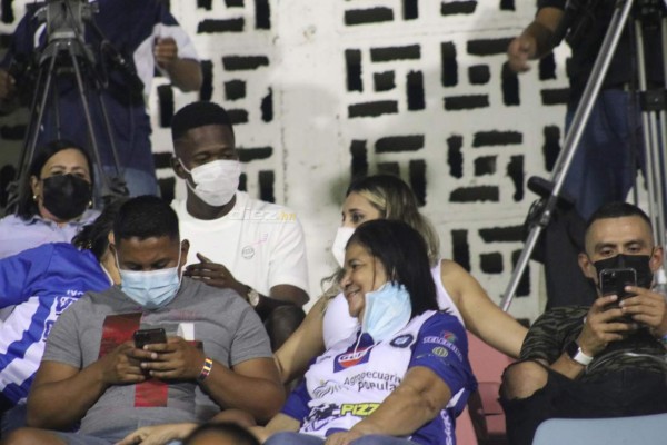 La hermosa 'colocha' que cautivó La Ceiba, reencuentro de figuras y el irrespeto a medidas de bioseguridad