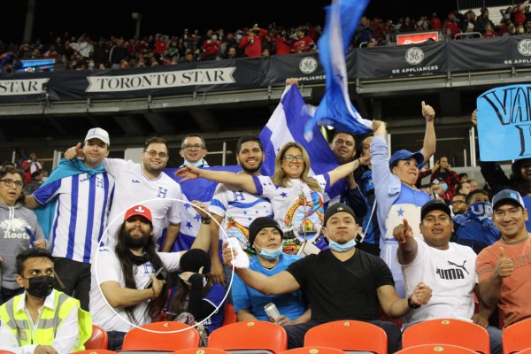 ¡Qué foto de Andy Najar conteniendo la furia de Alphonso Davies! Las mejores imágenes del Canadá-Honduras en Toronto