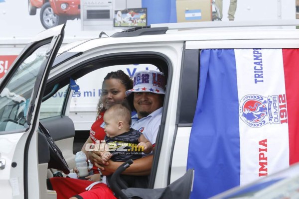 ¡Belleza y colorido! Ambientazo catracho en las afueras del Red Bull Arena para el Olimpia vs. Motagua