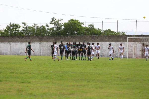 Liga de Ascenso: Uniforme del Barcelona, cancha inundada y Maco Mejía dando instrucciones