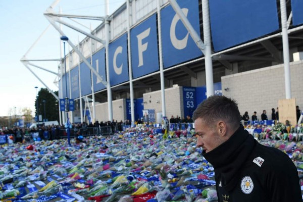 Jugadores del Leicester le rindieron tributo a su presidente en el King Power Stadium