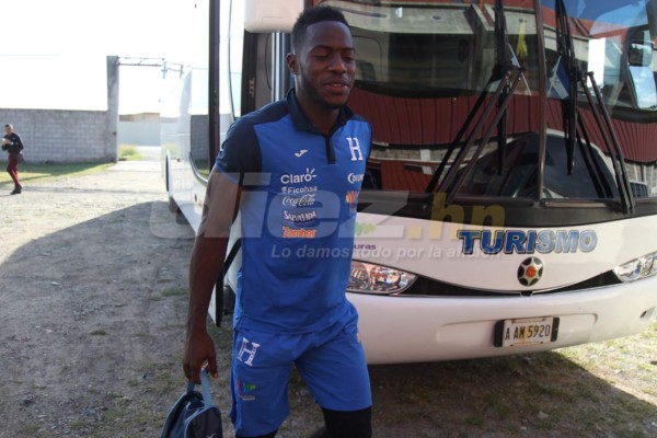 CURIOSAS: El abrazo de Carlo Costly y los que están atrás de Donis Escober