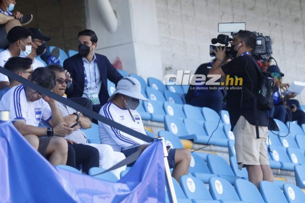 ¡Pancartas, Batman y un astronauta! El ambientazo en el Olímpico para el Honduras vs. Costa Rica