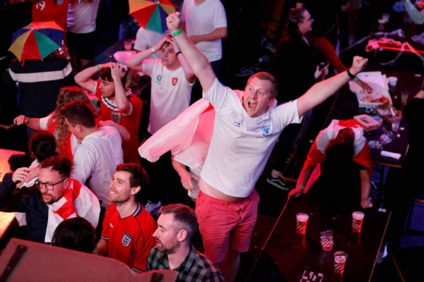 Derroche de locura: cervezas, llanto y festejo de Inglaterra en polémica clasificación a la final de la Euro