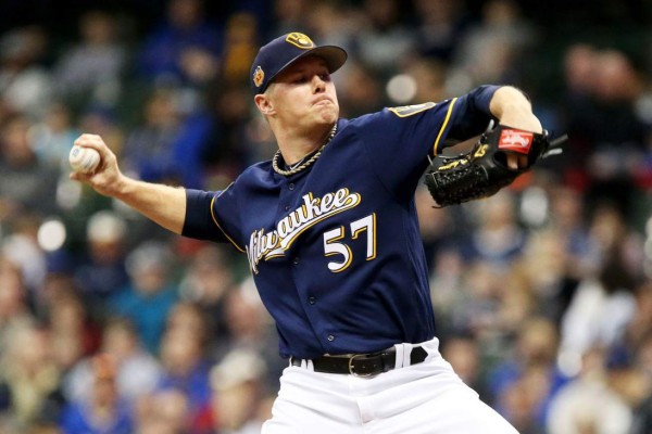 Los exorbitantes salarios de los compañeros de Mauricio Dubón en los Cerveceros de Milwaukee