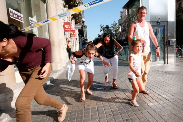 FOTOS: Las impactantes imágenes del atentado terrorista de Barcelona