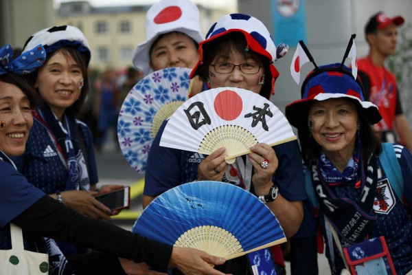 Dos culturas diferentes, una sola pasión: Hinchas de Senegal y Japón engalanaron el partido