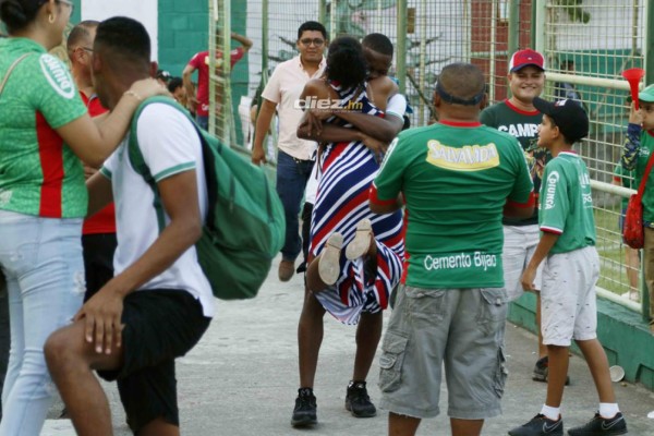 No viste en TV: Emotivo abrazo, lágrimas y consuelo en inicio de fecha 17