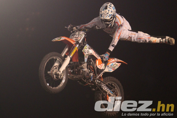 Tegucigalpa vibró con el show en Xpilots