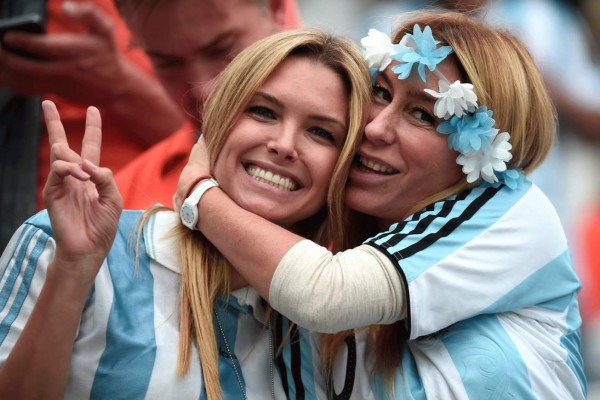 Argentinos y holandeses disfrutando de un gran ambiente en las gradas .
