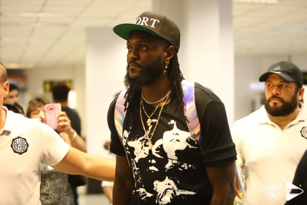 Adebayor llega a Paraguay para ser presentado por Olimpia y desborda locura