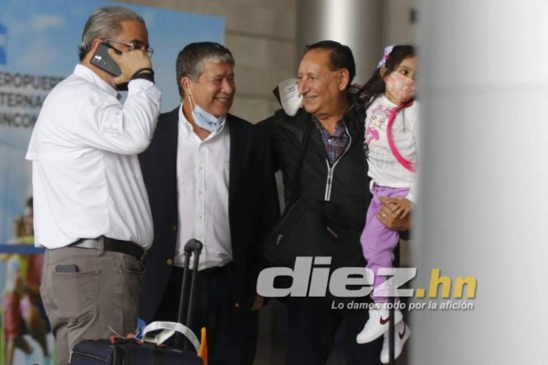 Bajo una copiosa lluvia: así fue la llegada de 'Bolillo' Gómez camino a su presentación como DT de Honduras