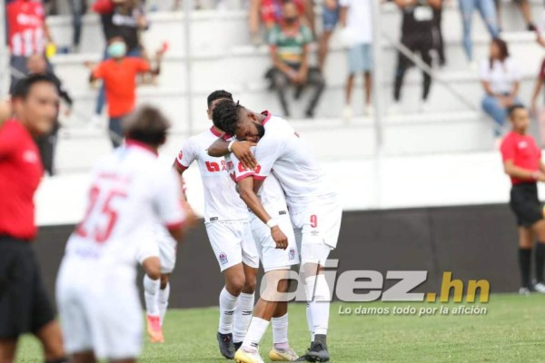 Tarde de locura en el Nacional: baile de Diego Reyes, abrazo de Troglio y las bellezas del repechaje ante Marathón