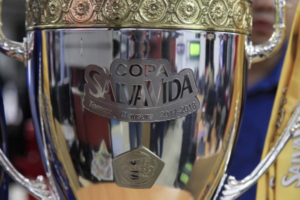 ¡LINDAS! Las espectaculares chicas que custodian la Copa Salva Vida