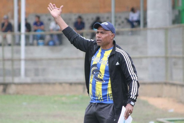 Siete futbolistas y dos DT: Los legionarios hondureños que siguen jugando pese al coronavirus