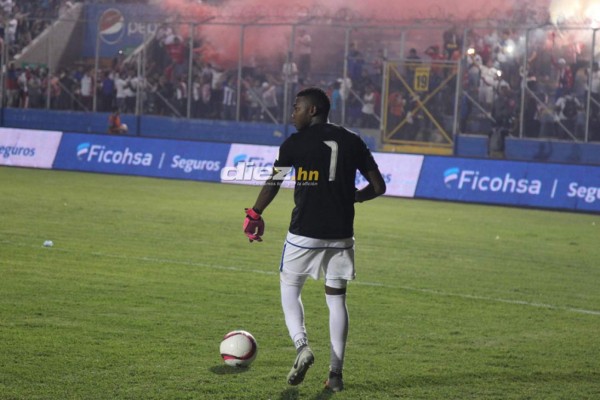 No viste en TV: Bronca, expulsiones y bengalas en el Olimpia-Marathón