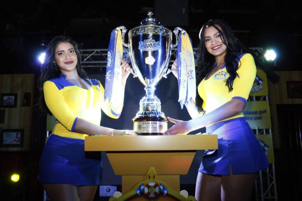 ¡LINDAS! Las espectaculares chicas que custodian la Copa Salva Vida