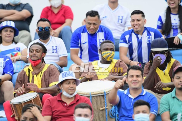 ¡Pancartas, Batman y un astronauta! El ambientazo en el Olímpico para el Honduras vs. Costa Rica