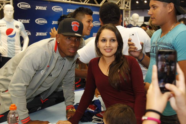 Aficionados abarrotaron llegada de Motagua a San Pedro Sula