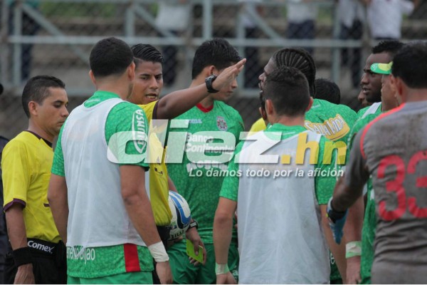 Polémica por nalgadas de Junior Morales a Henry Martínez