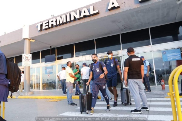 ¡Con guaruras fue recibido Coito! Así fue la discreta llegada de la Selección de Honduras tras perder en México