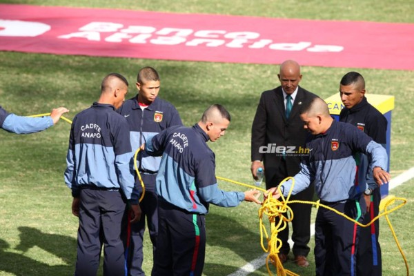Dos jugadores de otros equipos llegaron a apoyar a Olimpia y el abrazo de Trogio y Vargas