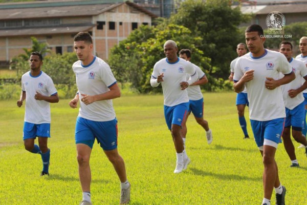 Con nuevo 'look' de Deiby Flores y estrictas medidas de bioseguridad: Las imágenes curiosas del inicio de pretemporada de Olimpia