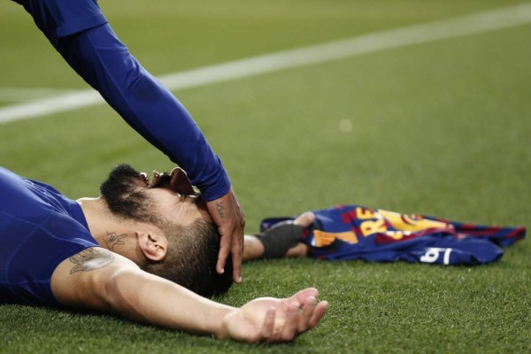 Curiosas: Cariño de Piqué a Griezmann; Antonella con compañía y un intruso en el Camp nou