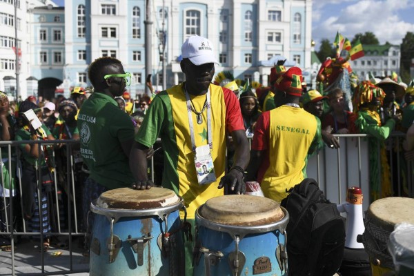Dos culturas diferentes, una sola pasión: Hinchas de Senegal y Japón engalanaron el partido