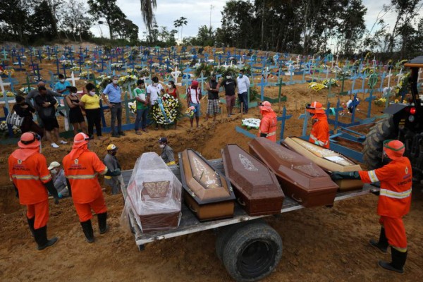 Alarmante: Cementerio colapsa en Manaos y cuerpos son enterados en fosas comunes