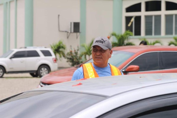 Carlos Tábora sirve a Dios en parqueos de iglesia La Cosecha en San Pedro Sula