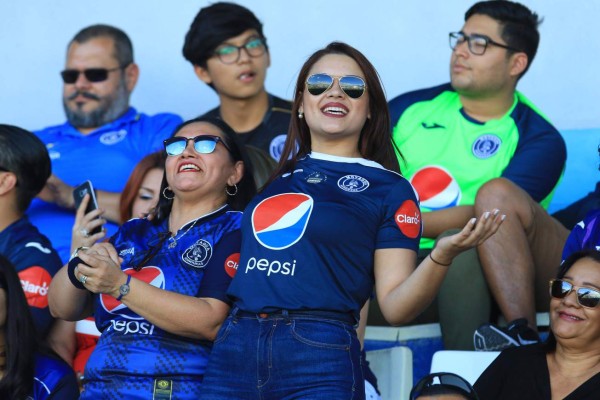 FOTOS: Las bellas chicas que adornaron la semifinal Motagua-Platense