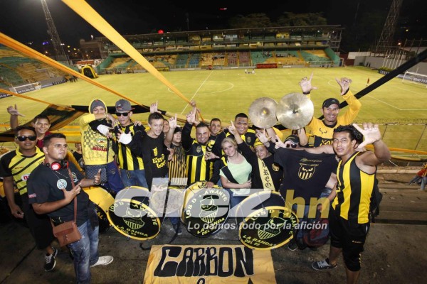 Real España y Municipal se enfrentan por la Champions de Concacaf.