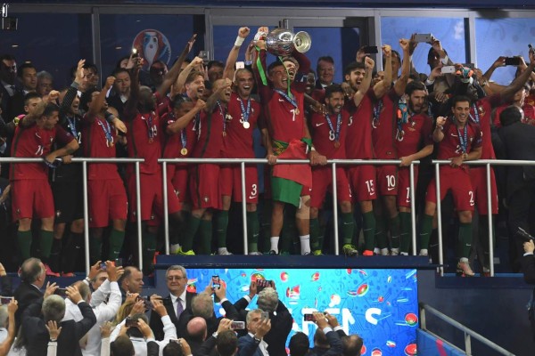 Así celebró Cristiano Ronaldo su primer título con la selección de Portugal al ganar la Eurocopa